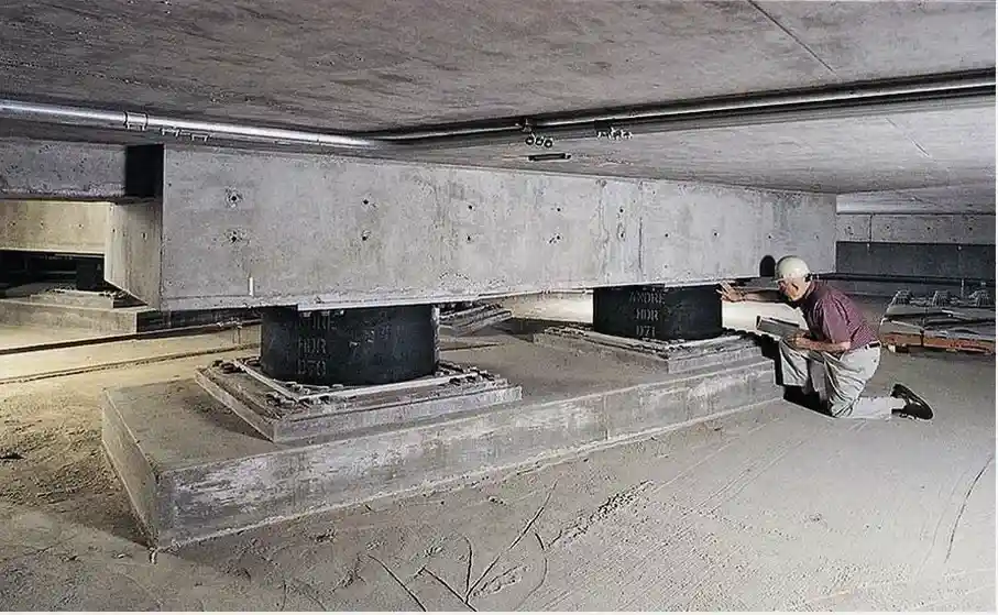 Diseño de Aislación Sísmica de Base en Lo Prado: Protección Superior para sus Proyectos
